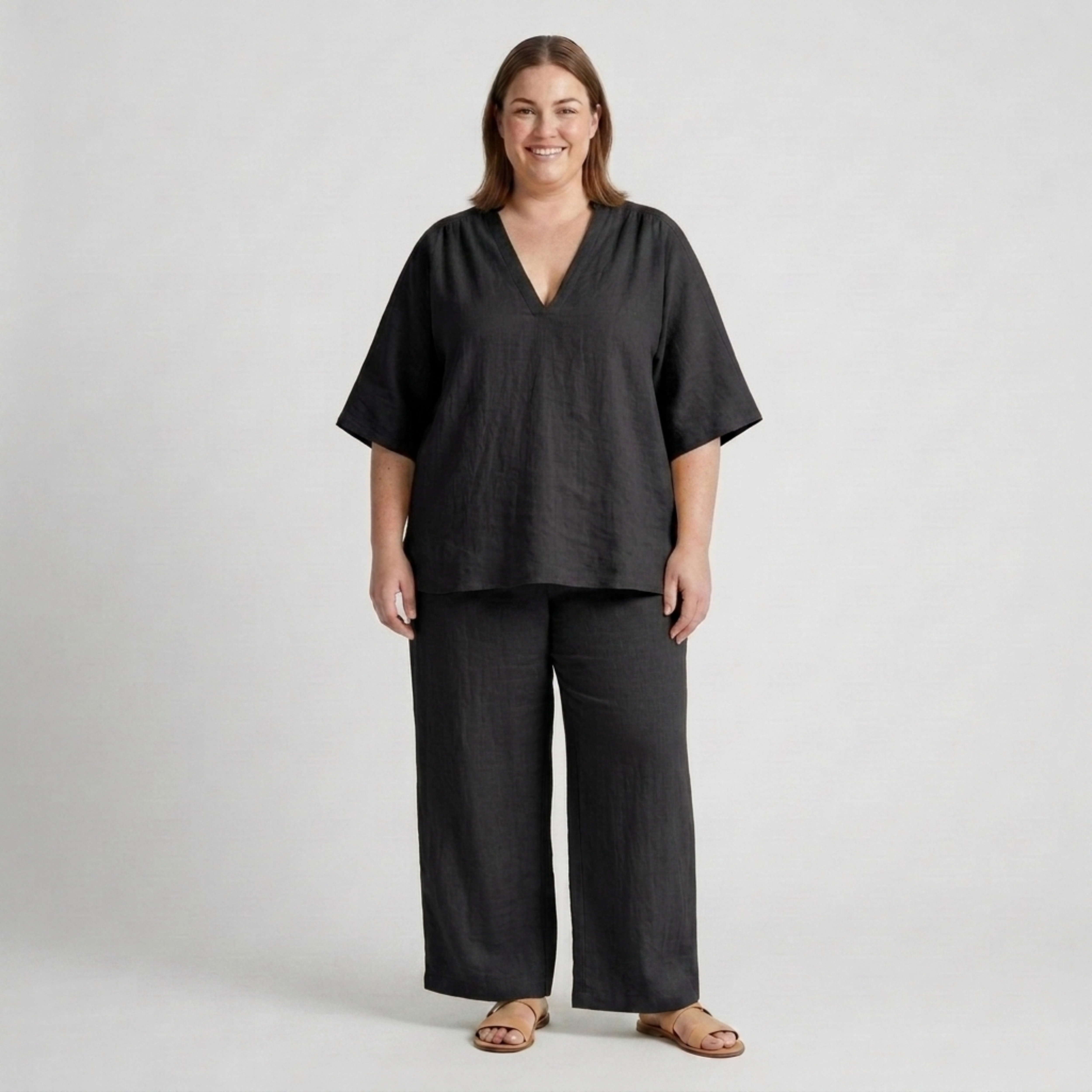 Ensemble deux pièces grande taille pour femme avec haut ample à col en v et pantalon fluide