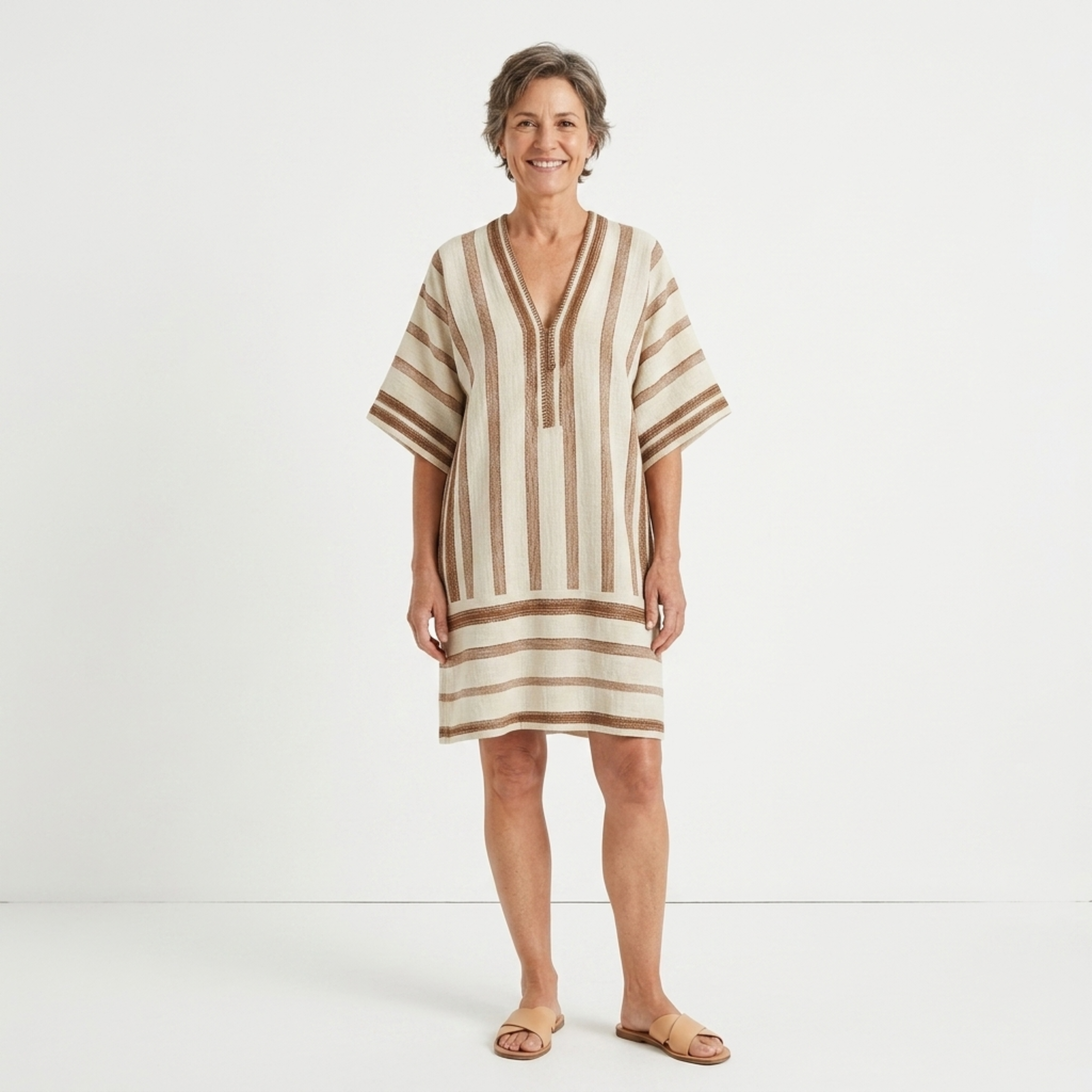 Robe kimono de plage rayée — kaftan ample à pompons — vacances d'été