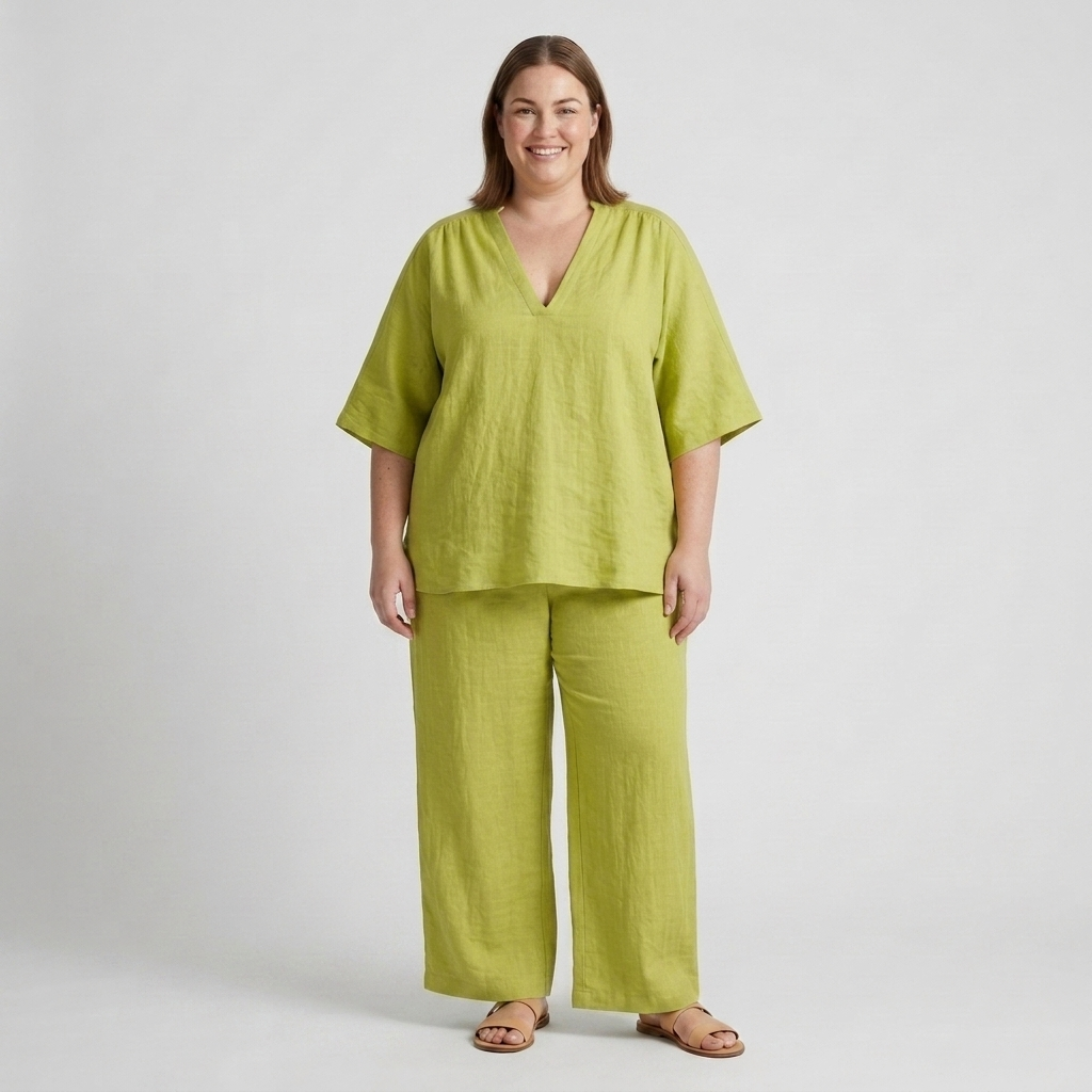 Ensemble deux pièces grande taille pour femme avec haut ample à col en v et pantalon fluide