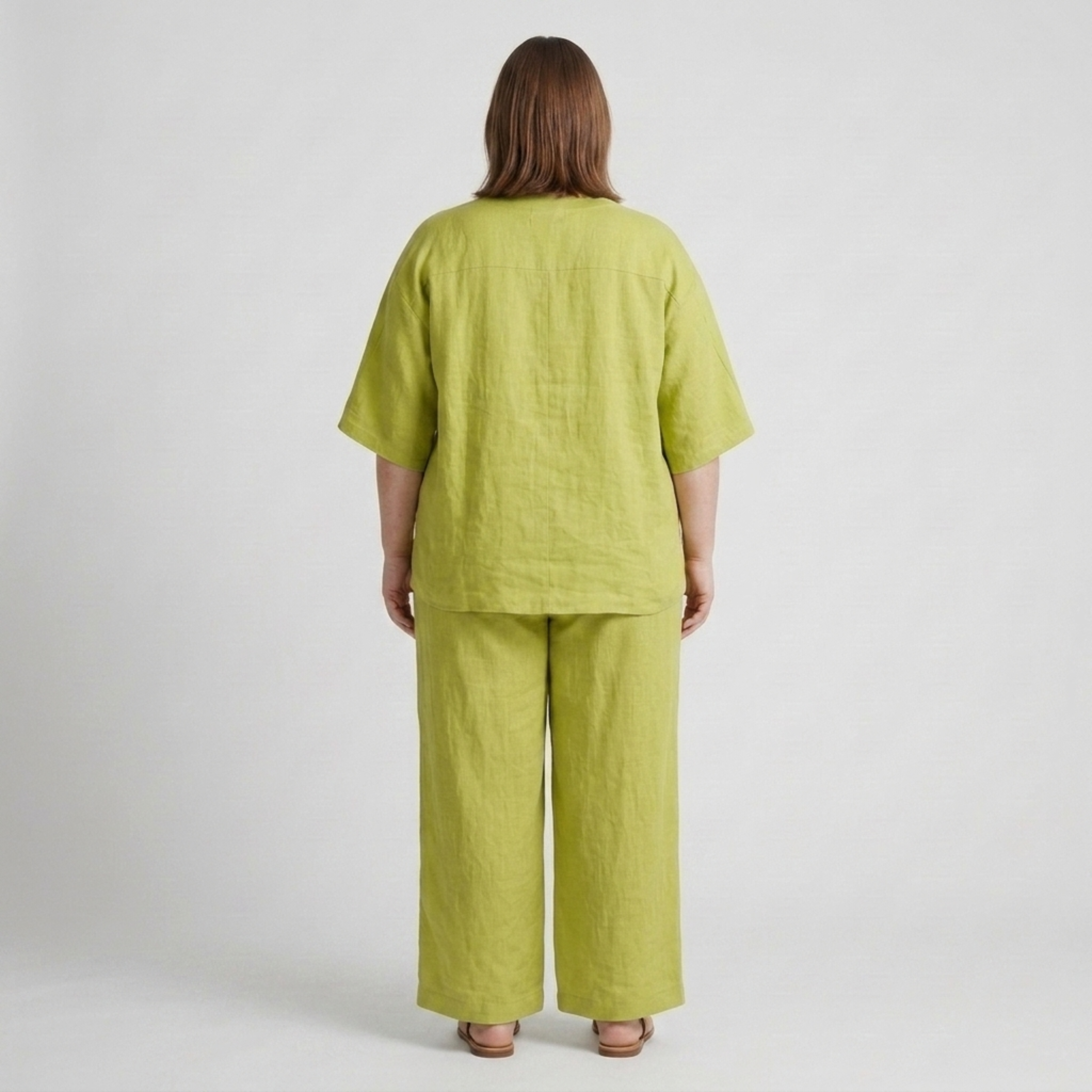 Ensemble deux pièces grande taille pour femme avec haut ample à col en v et pantalon fluide