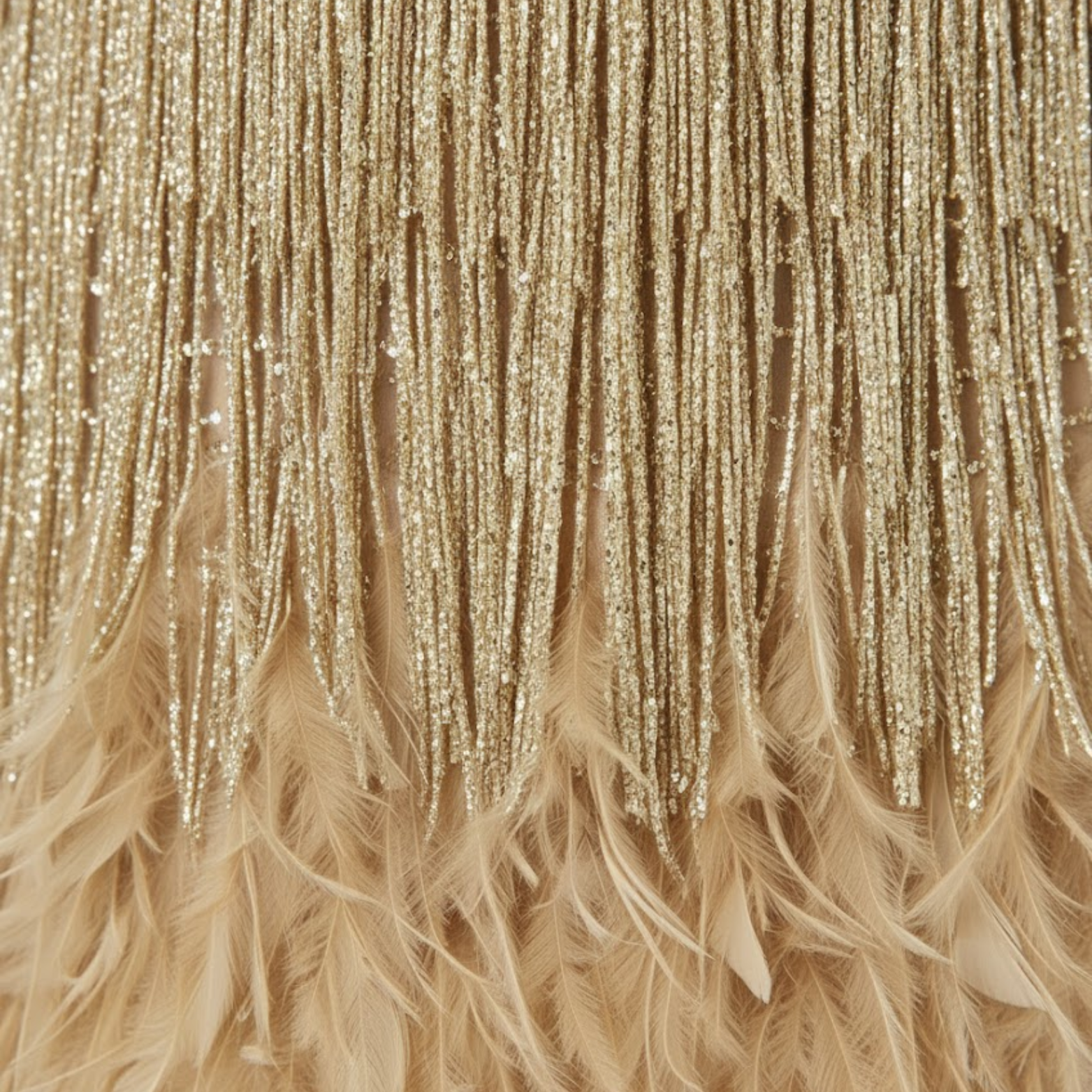 Robe de soirée à paillettes et plumes avec encolure en V et fines bretelles