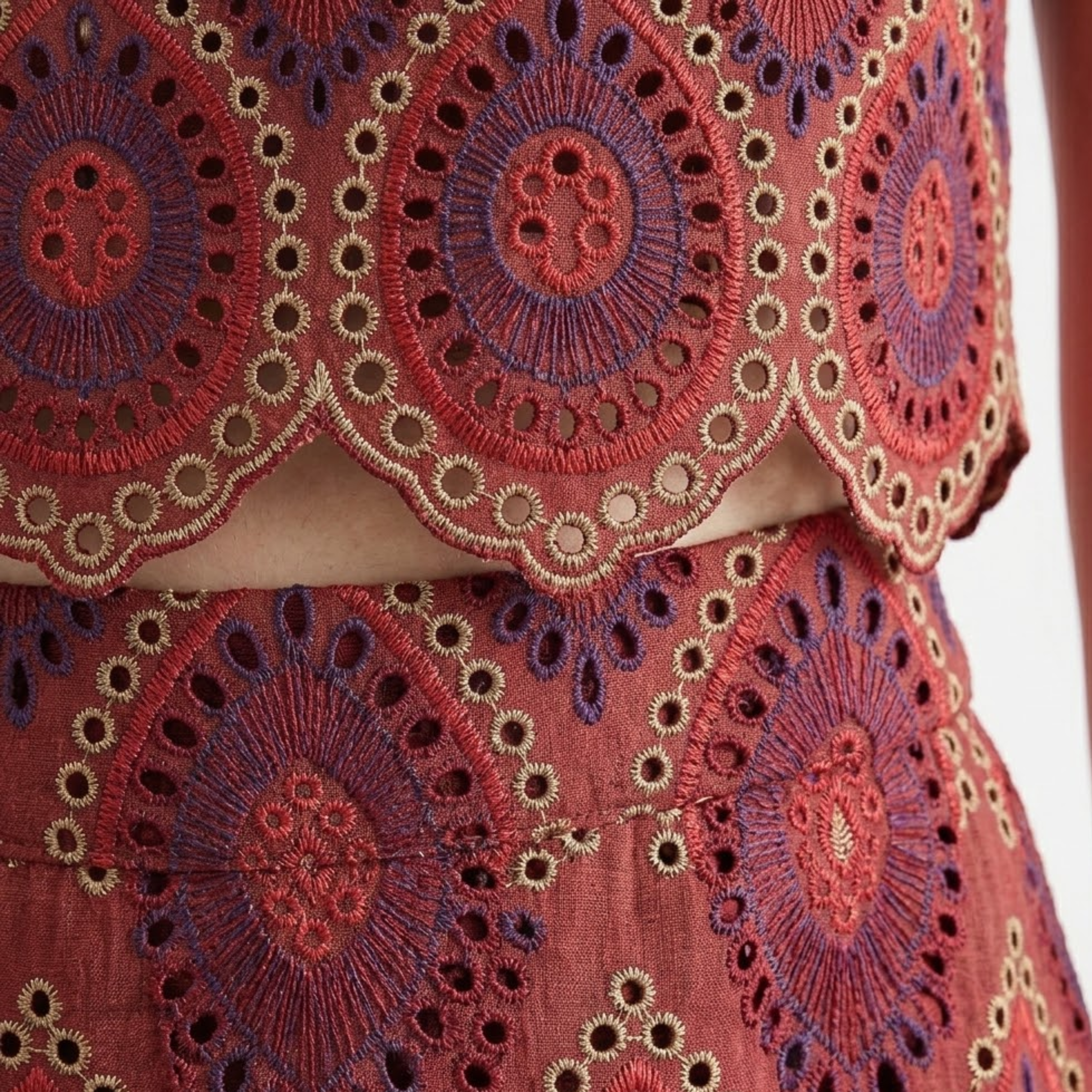 Ensemble Deux Pièces pour Femmes avec Top Sans Manches et Jupe Midi Brodée