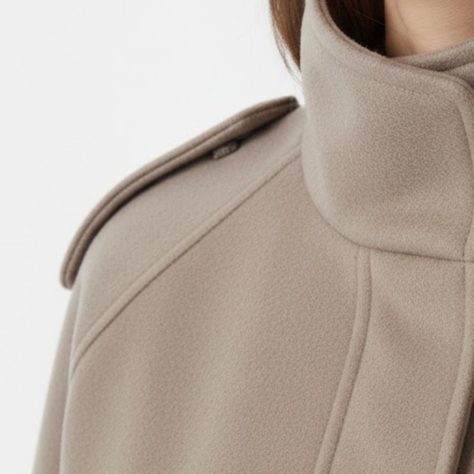 Blouson court en laine pour femme avec col montant et boutons contrastés