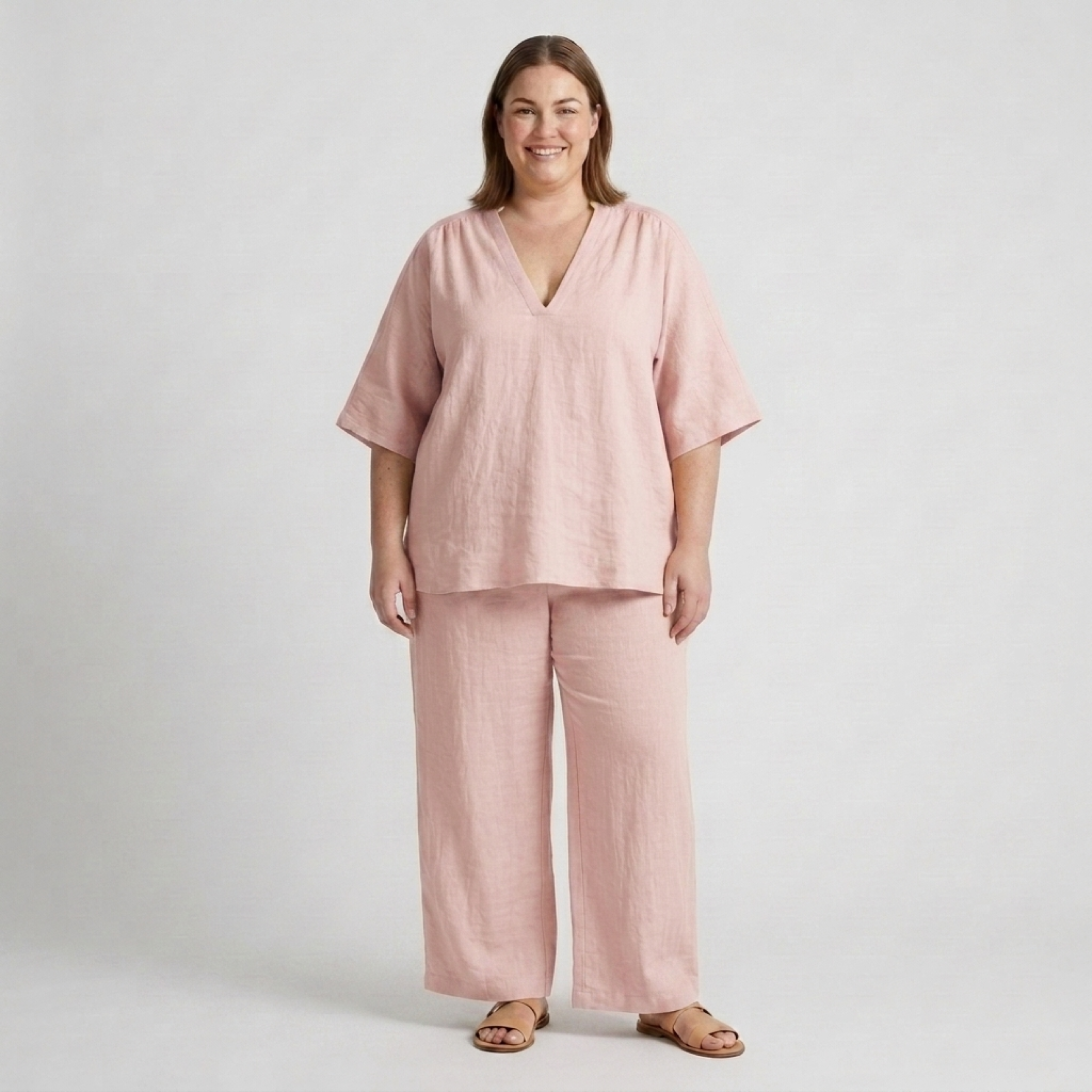 Ensemble deux pièces grande taille pour femme avec haut ample à col en v et pantalon fluide