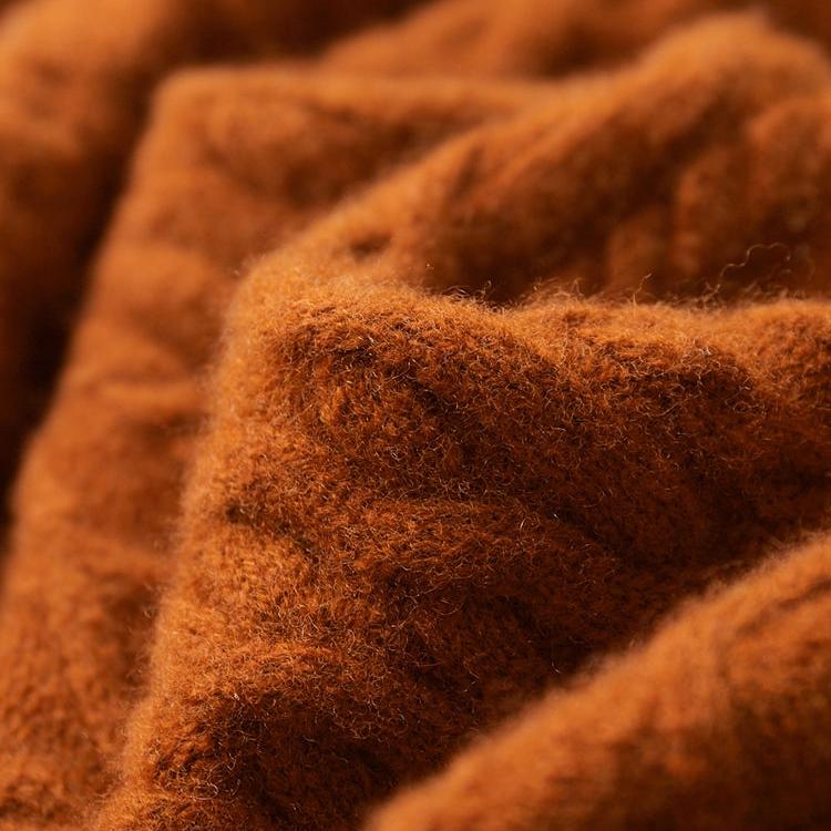 Herre-pullover i merinould – rullekrave og tætsiddende kabelstrik