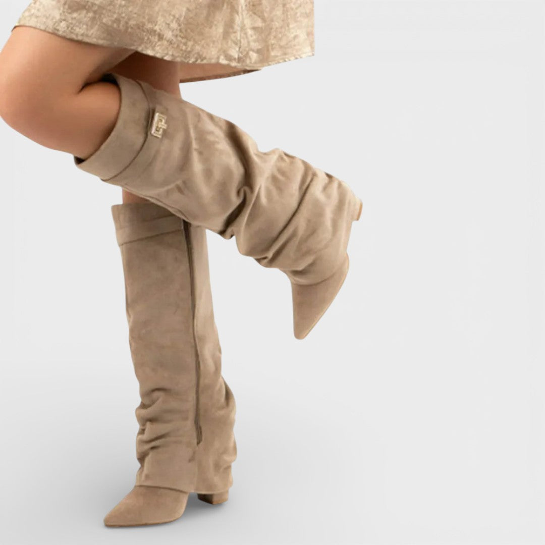 Stivaletti da donna – Punta affusolata, arricciati, tacco basso, elegante fibbia laterale