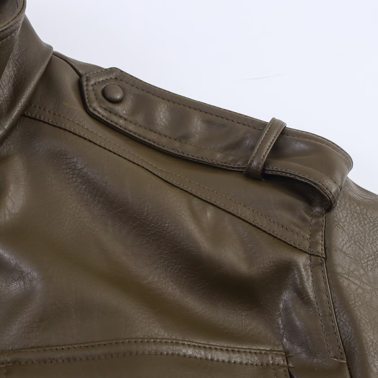 Giubbotto da donna in similpelle – Taglio corto, polsini a coste, stile strutturato