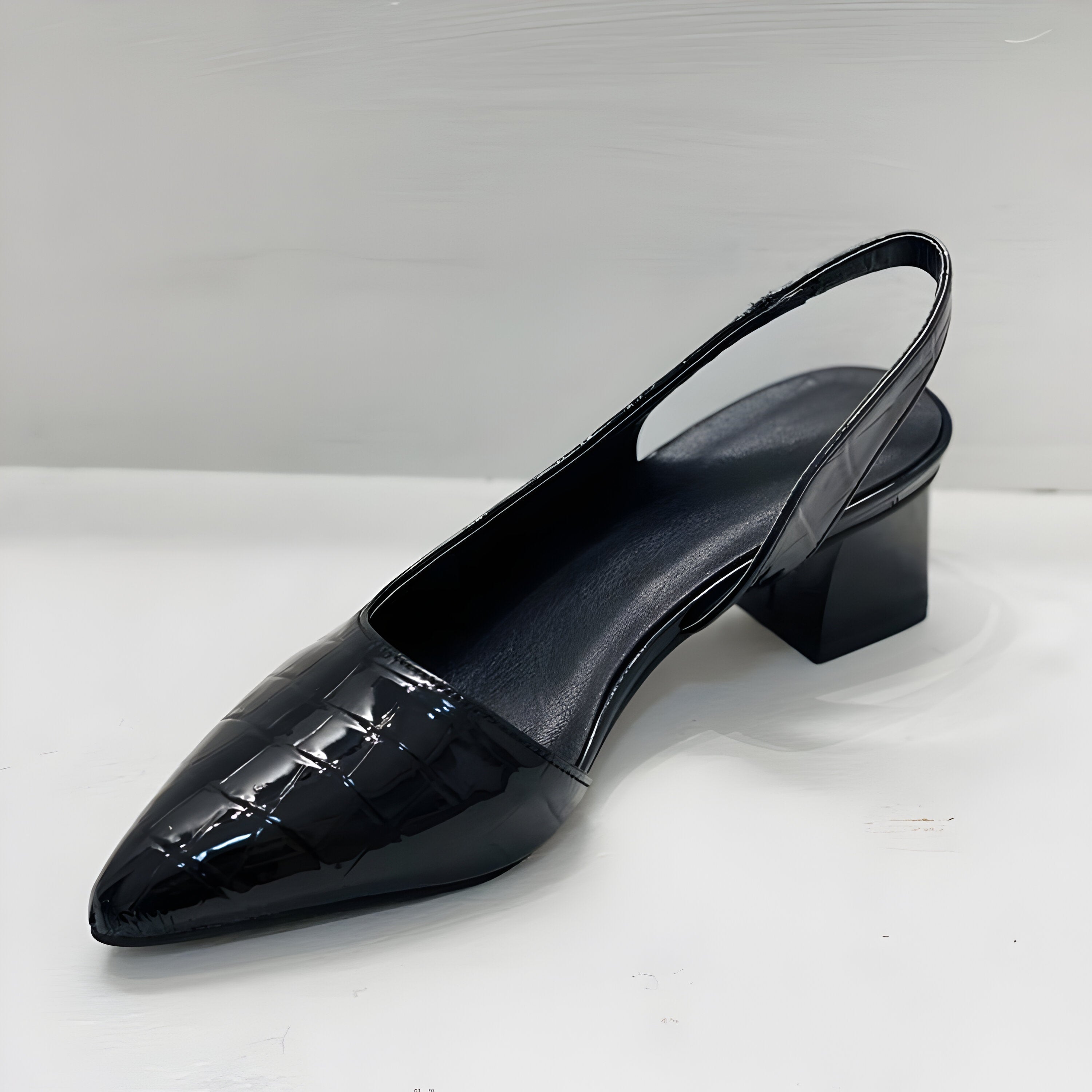 Chaussures à bout pointu pour femme - modèle destalonné à talon bas - soirée
