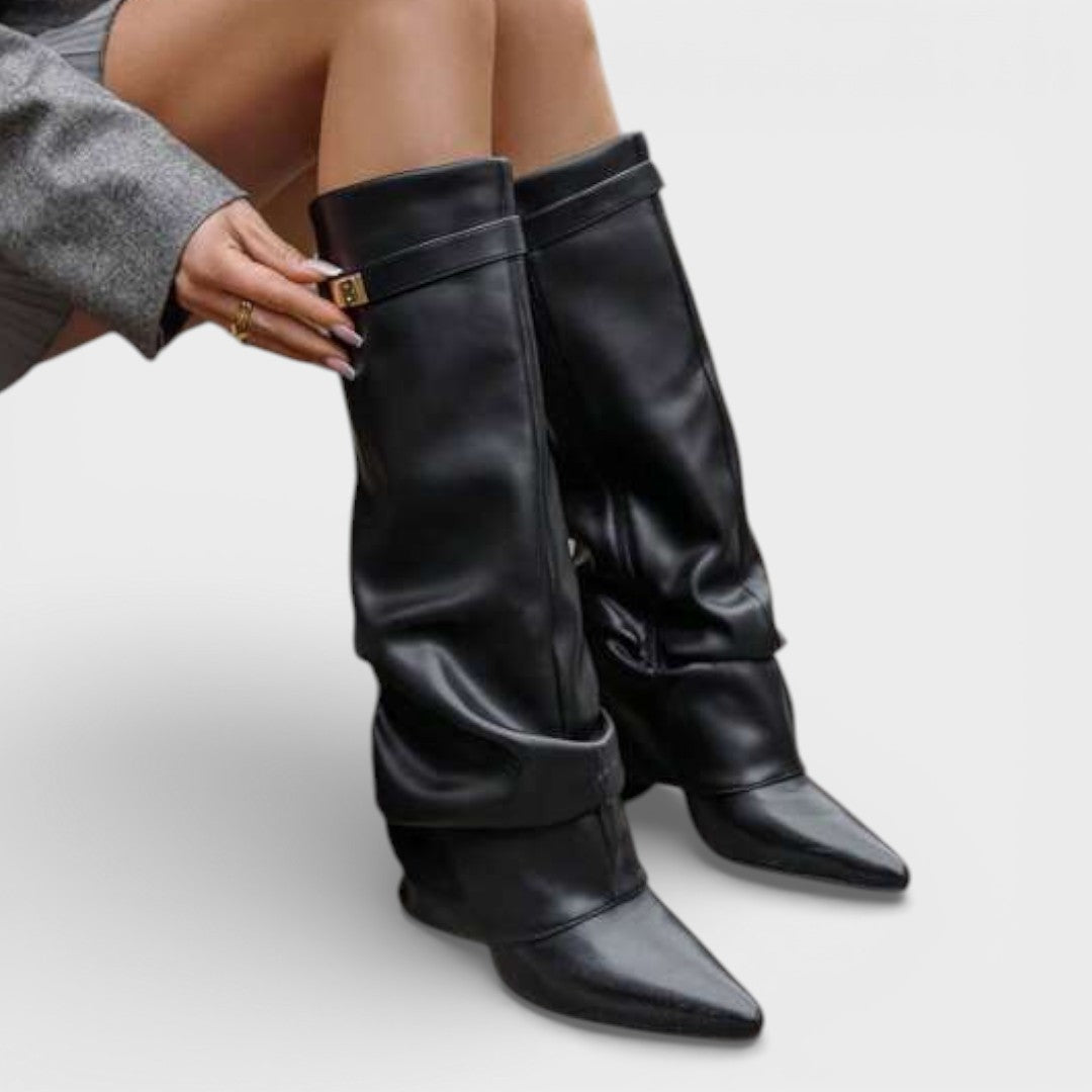 Stivaletti da donna – Punta affusolata, arricciati, tacco basso, elegante fibbia laterale