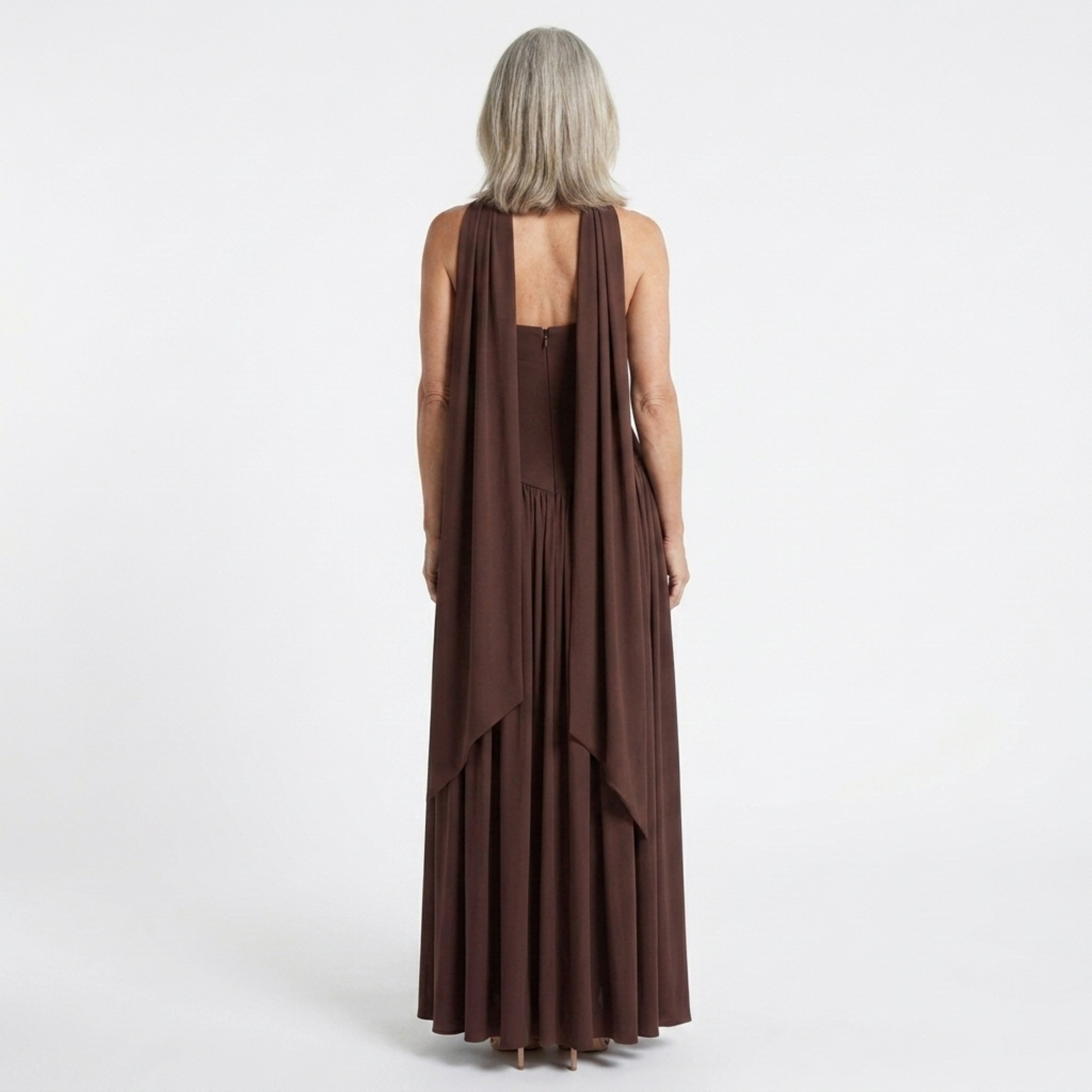 Robe de gala longue — décolleté écharpe et jupe plissée fendue | cérémonie