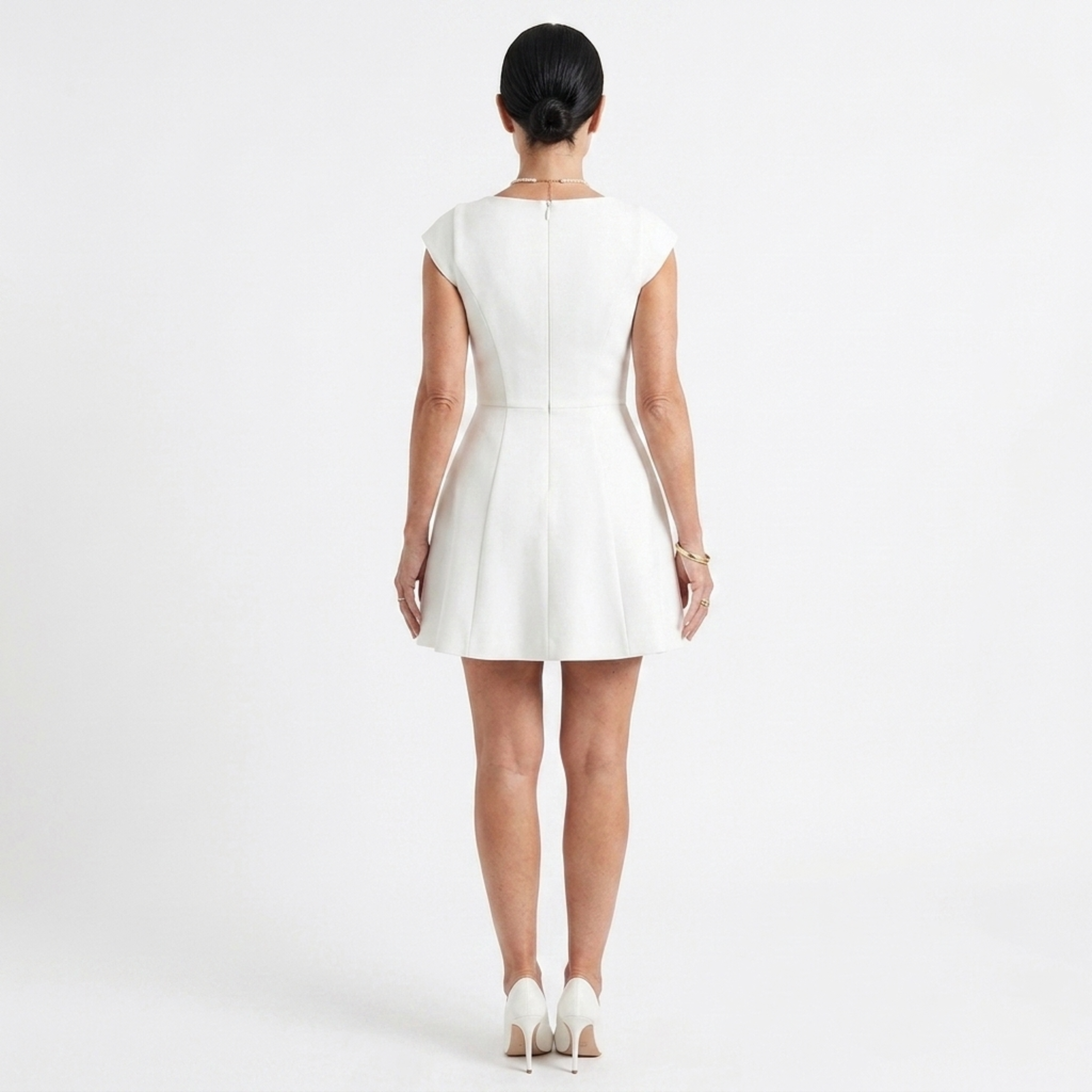 Robe courte pour femme — encolure carrée — tenue de soirée