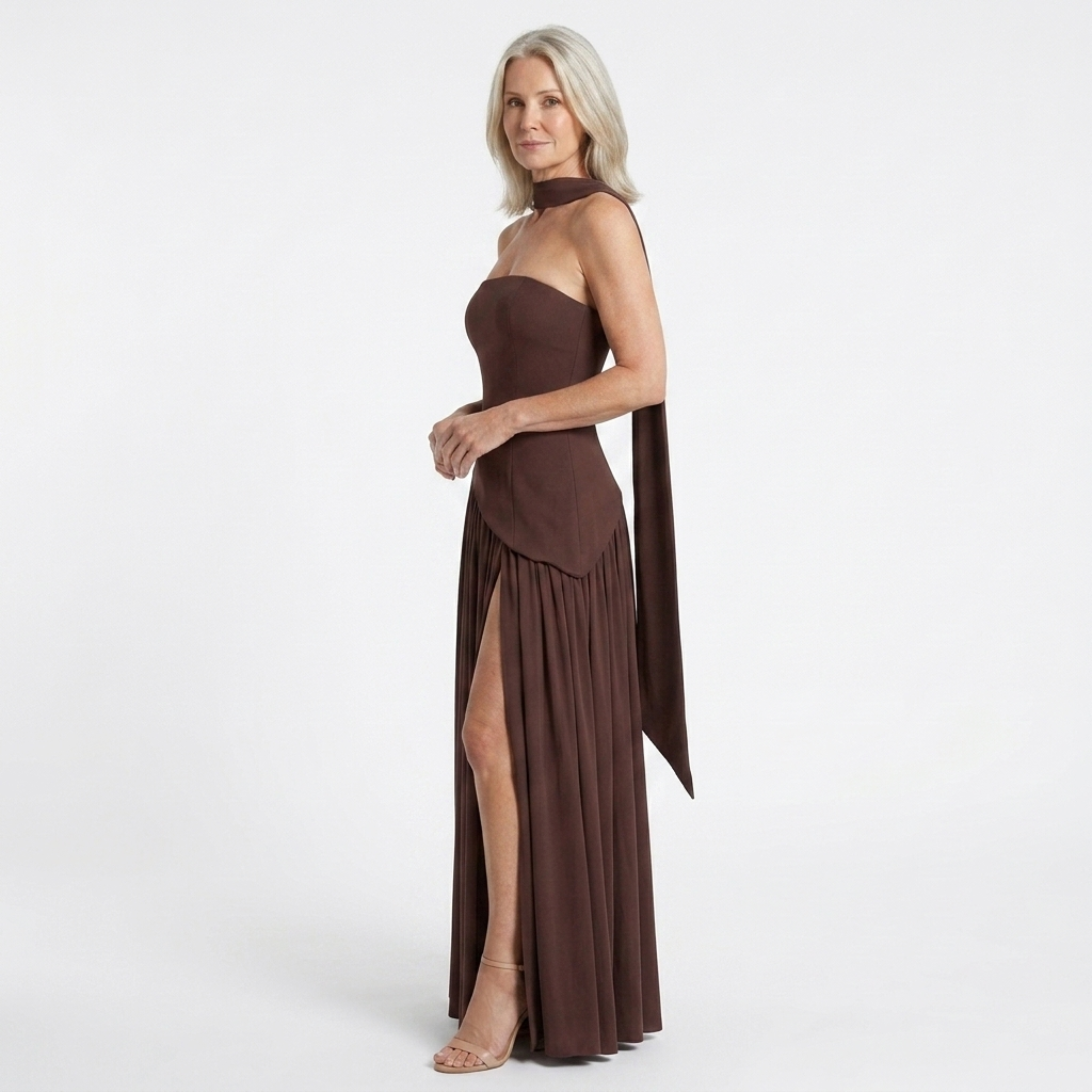 Robe de gala longue — décolleté écharpe et jupe plissée fendue | cérémonie