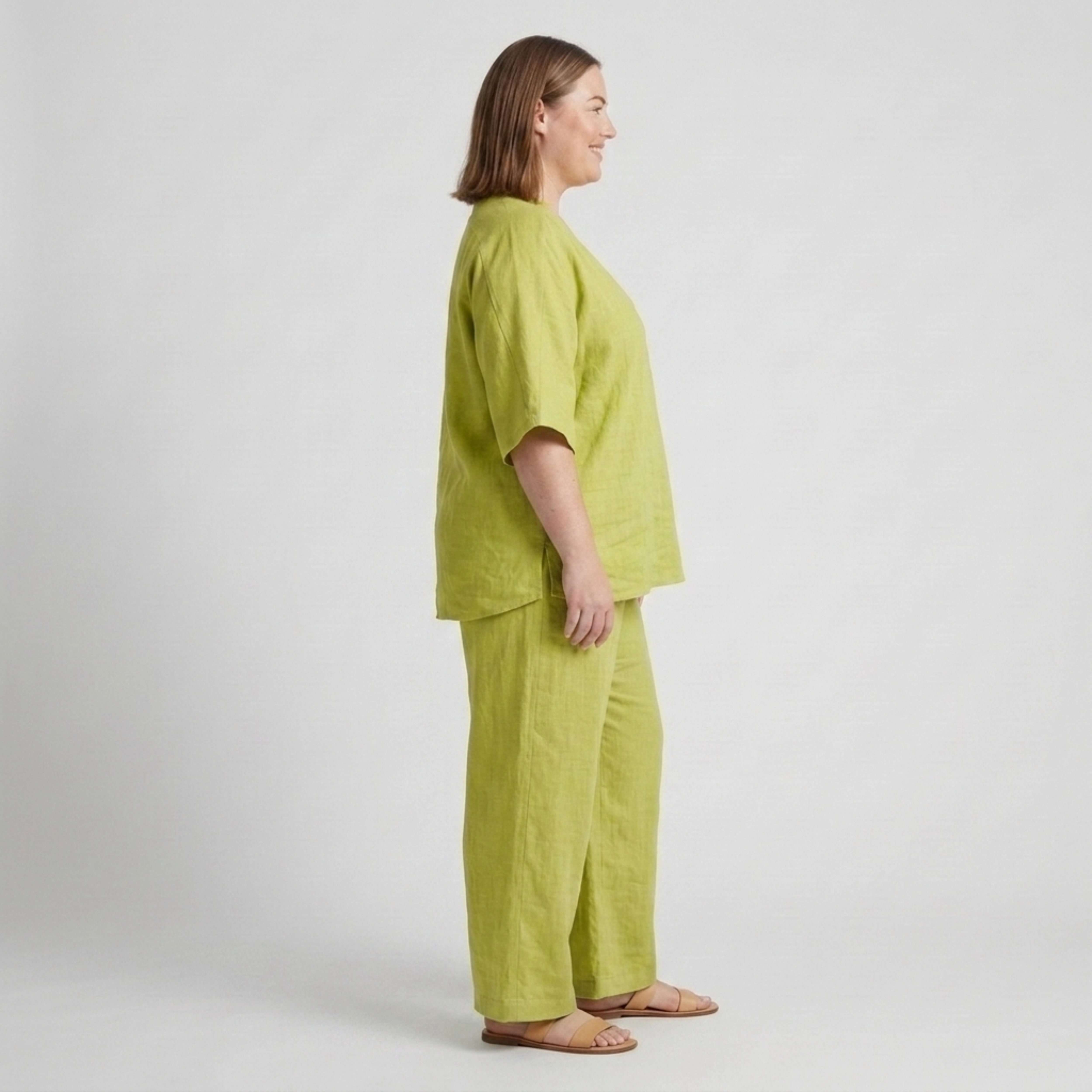 Ensemble deux pièces grande taille pour femme avec haut ample à col en v et pantalon fluide