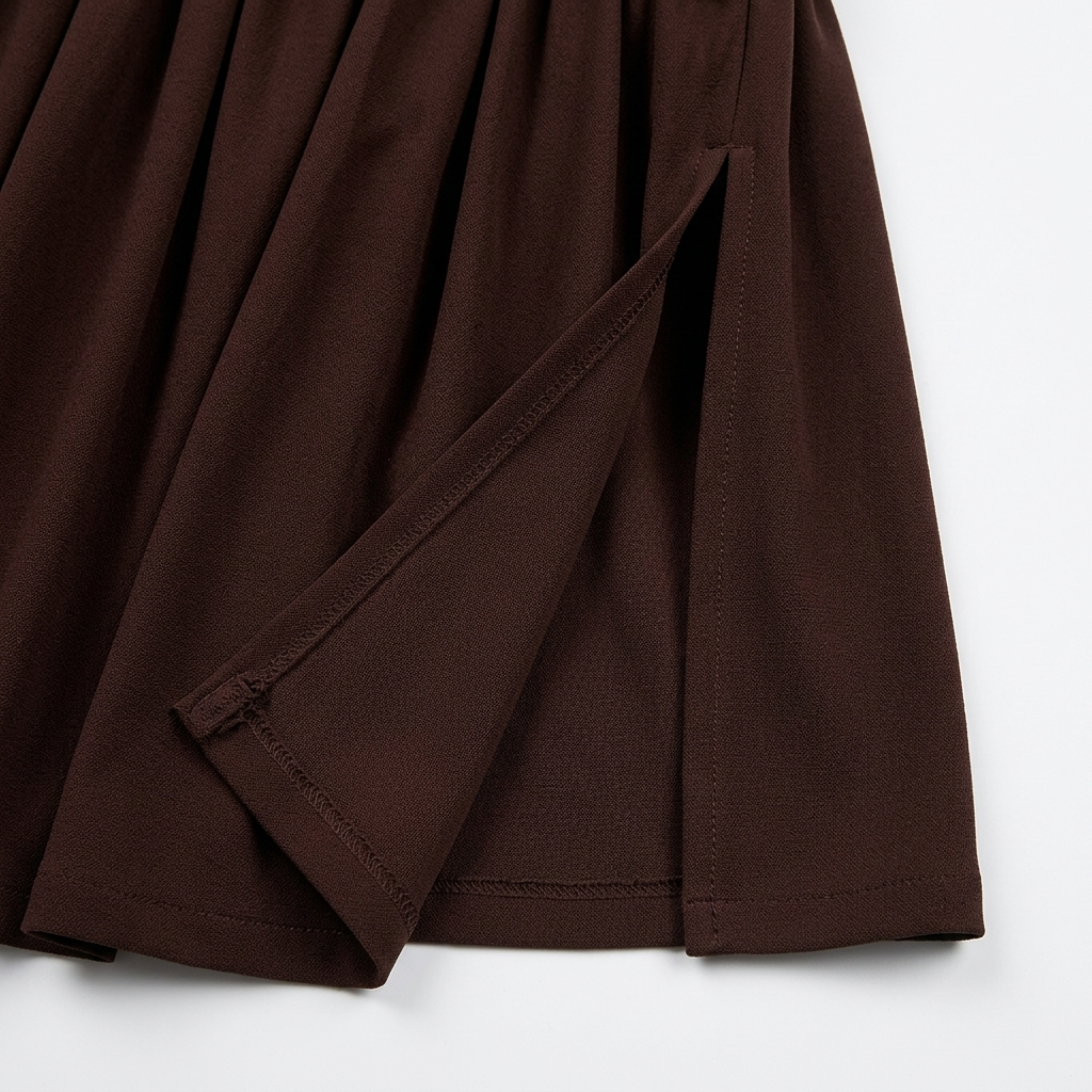 Robe de gala longue — décolleté écharpe et jupe plissée fendue | cérémonie
