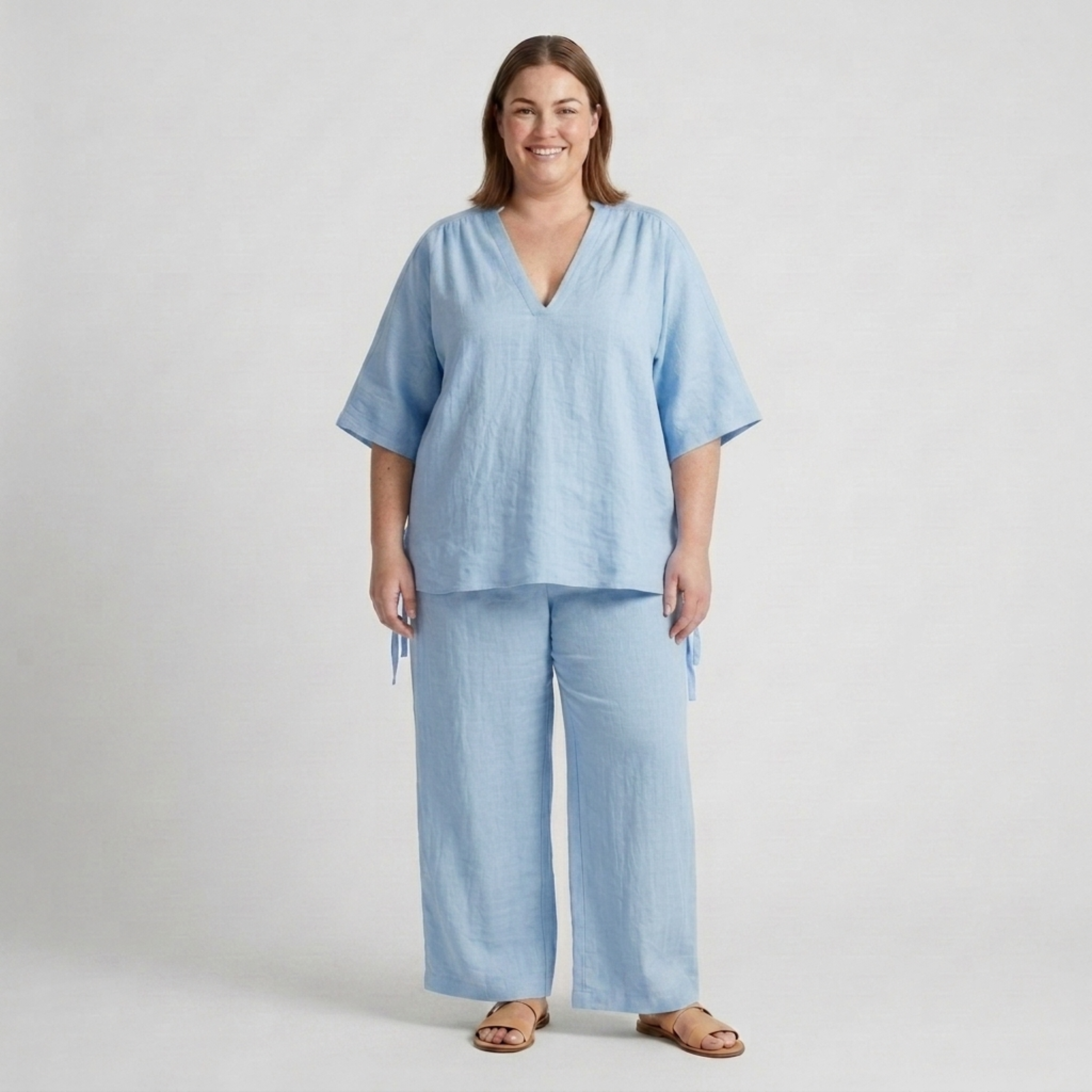 Ensemble deux pièces grande taille pour femme avec haut ample à col en v et pantalon fluide