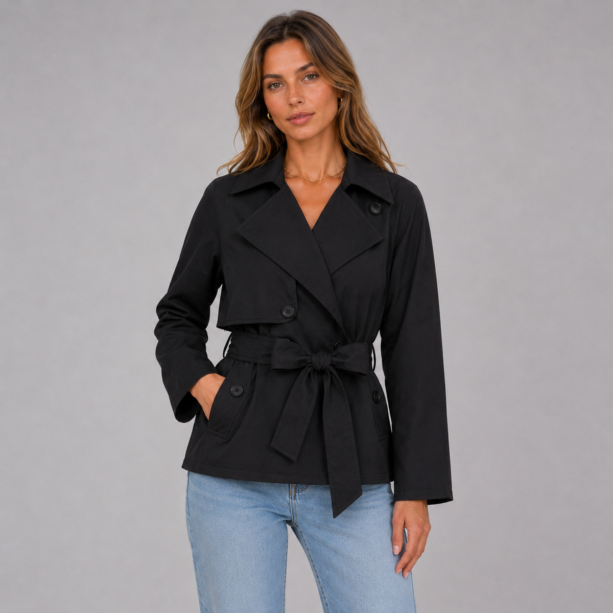 Kort trenchcoat til damer - Bindebælte og dobbeltradet lukning i klassisk, elegant stil