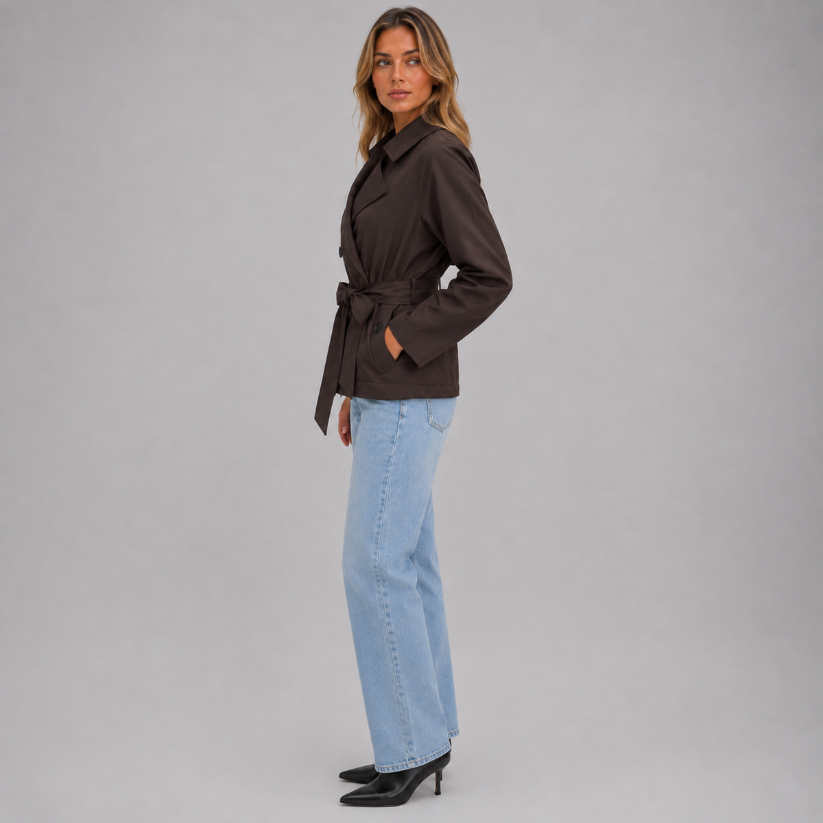 Kort trenchcoat til damer - Bindebælte og dobbeltradet lukning i klassisk, elegant stil