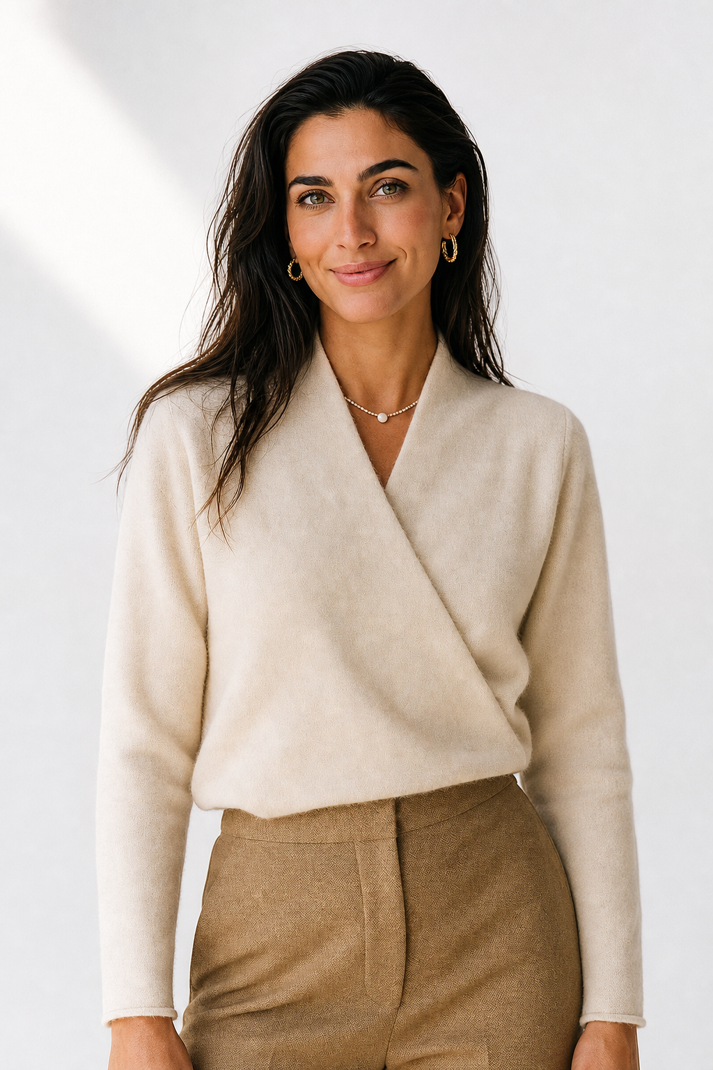Pull en Cachemire Femme – Col V Cache-Cœur et Coupe Minimaliste Intemporelle