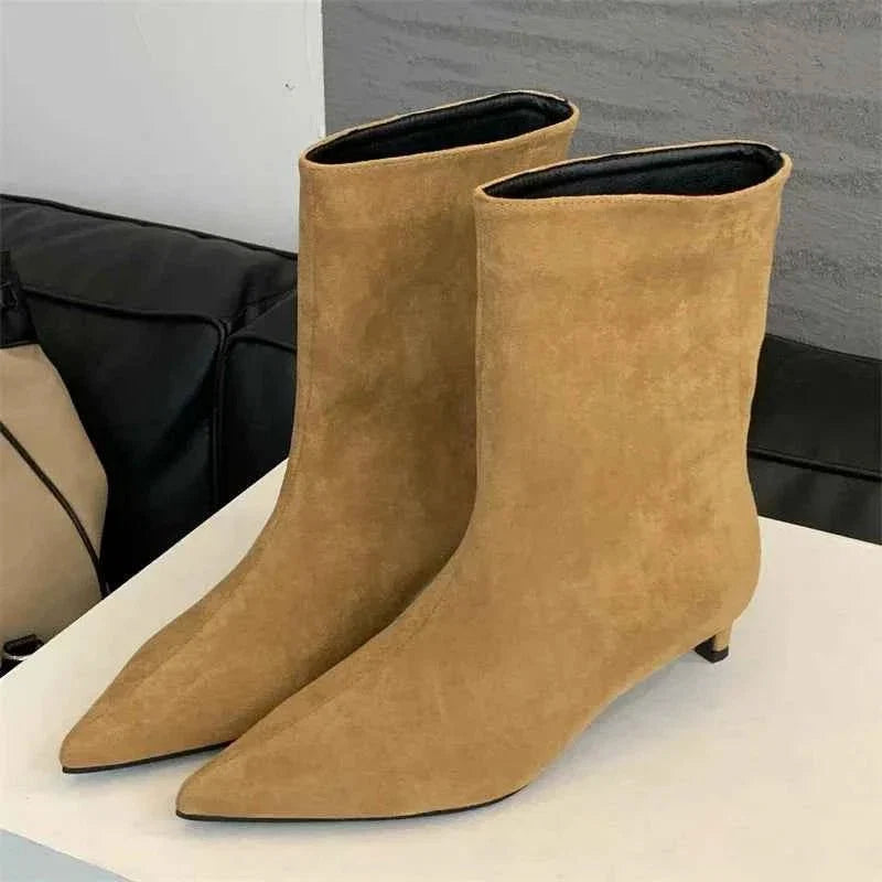 Dámské kotníkové boty – špičatá špička, tenký podpatek, elegantní střih, nadčasový styl