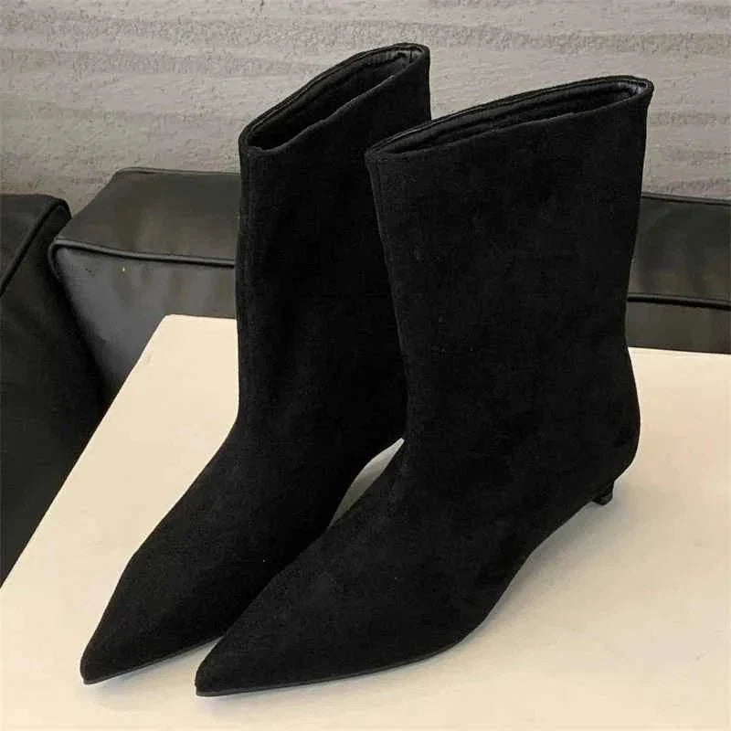 Dámské kotníkové boty – špičatá špička, tenký podpatek, elegantní střih, nadčasový styl