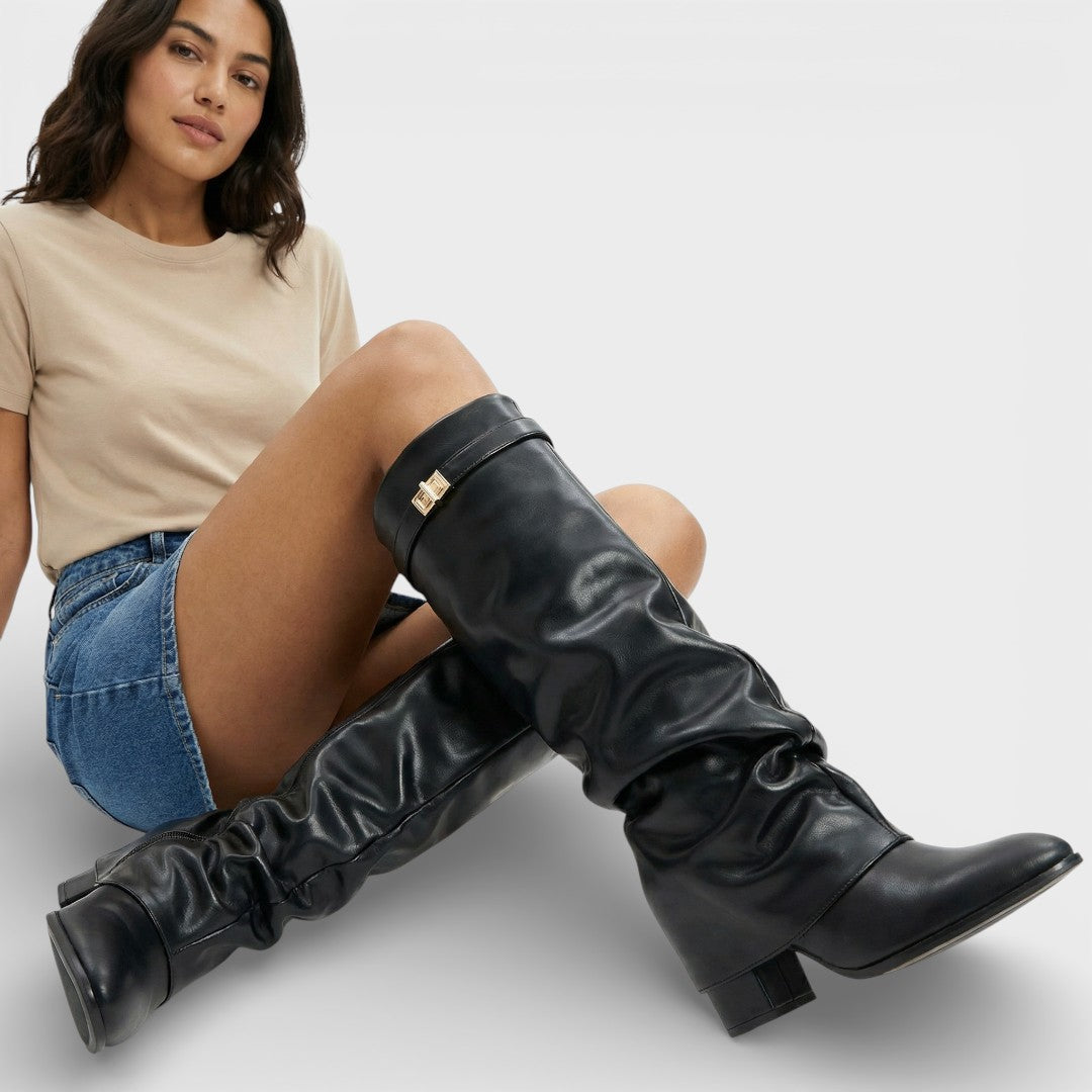 Stivaletti da donna – Punta affusolata, arricciati, tacco basso, elegante fibbia laterale