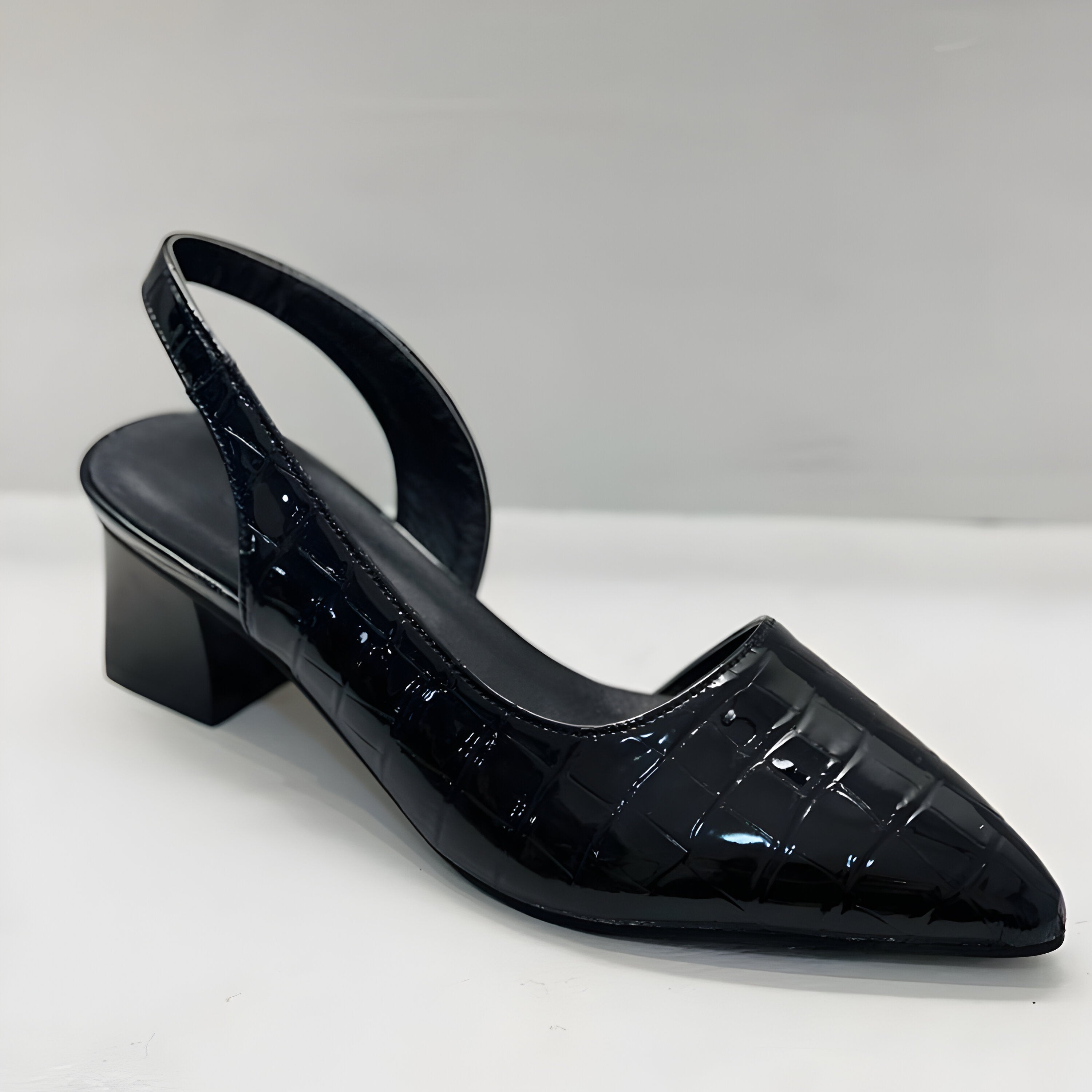 Chaussures à bout pointu pour femme - modèle destalonné à talon bas - soirée